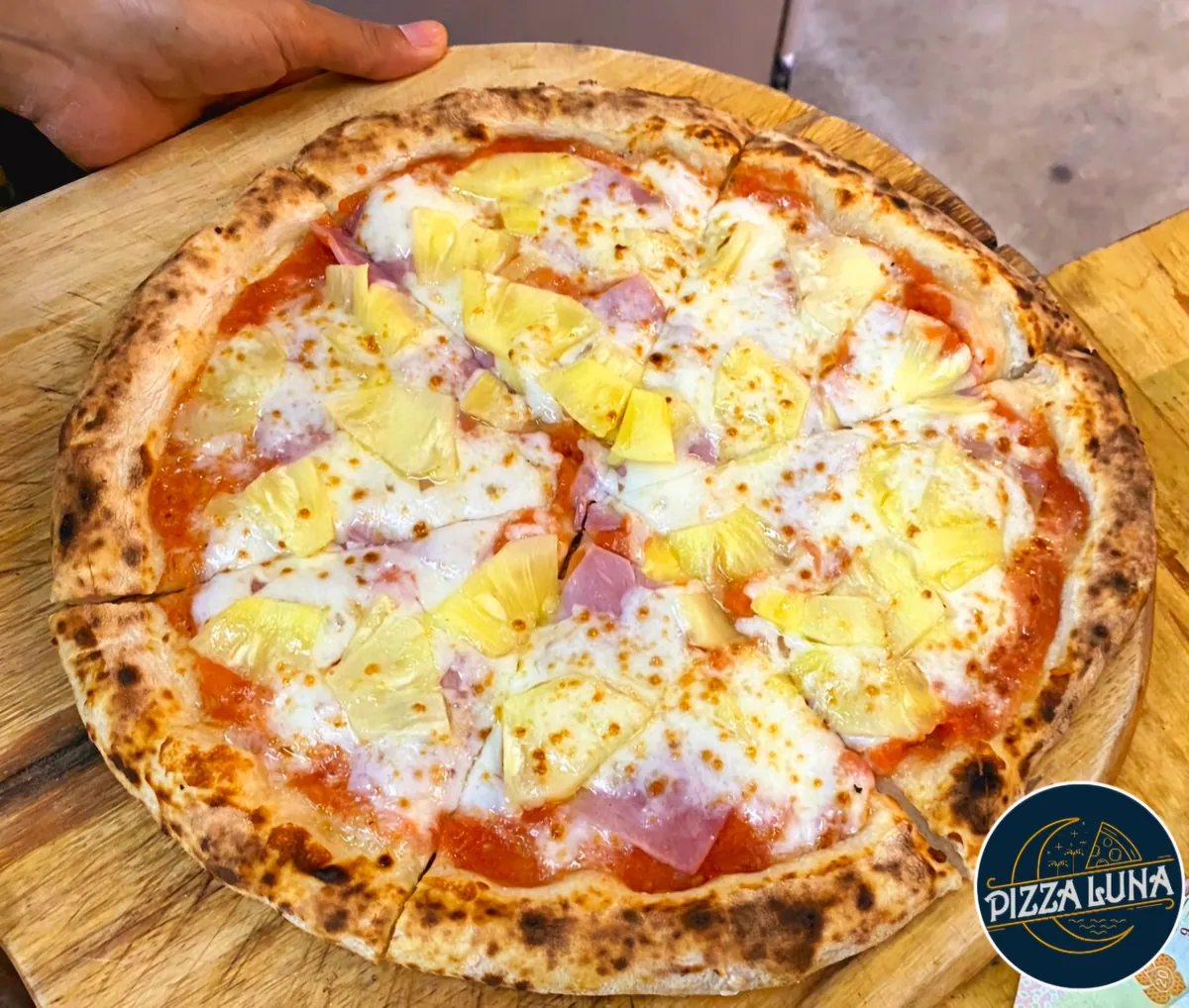 Pizza Luna Hawaiian pizza